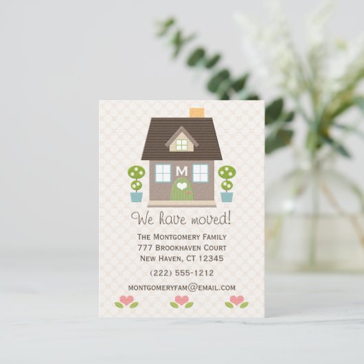Monogrammed Home Bewegende Aankondiging Briefkaart (Staand voorkant)