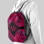 Monogrammed Hot Pink Palm Trekkoord Rugzakje<br><div class="desc">Tropische palmschijfjes in diepe,  hete roze,  op een zwarte achtergrond die klaar is voor uw monogram in een chroomletterschrift aan de voorzijde in elke kleur (kunnen worden verwijderd of op de lay-out worden bewogen). Creëer voor jezelf of geven als geschenk.</div>