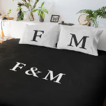 Monogrammed Hotel Chic Reversible Black & White Accent Kussen<br><div class="desc">Op zoek naar unieke persoonlijke Accent-Kussens? Bekijk dit dubbelzijdige zwarte & witte hotel Chic Monogram Accent Pillow. U kunt beide kanten voor een verschillende zwarte en witte blik gebruiken. Je kunt je eigen monogram heel gemakkelijk toevoegen op het gebied van de sjabloon.</div>