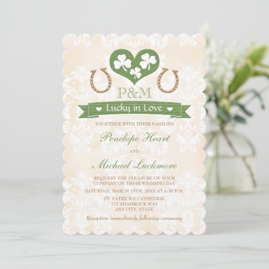 Monogrammed Lucky in Love Shamrock Wedding Kaart (Staand voorkant)
