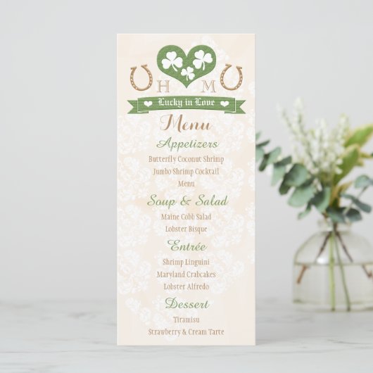 Monogrammed Lucky in Love Shamrock Wedding Menu (Staand voorkant)