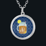 Monogrammed Mason Jar Sweet Tea - Navy Quatrefoil Zilver Vergulden Ketting<br><div class="desc">Een geschenk met een illustratie van een moeraspot van zoete thee en citroenwiggen.  Personaliseer je monogram.  Achtergrond is een blauw quatrefoliepatroon voor de marine.</div>