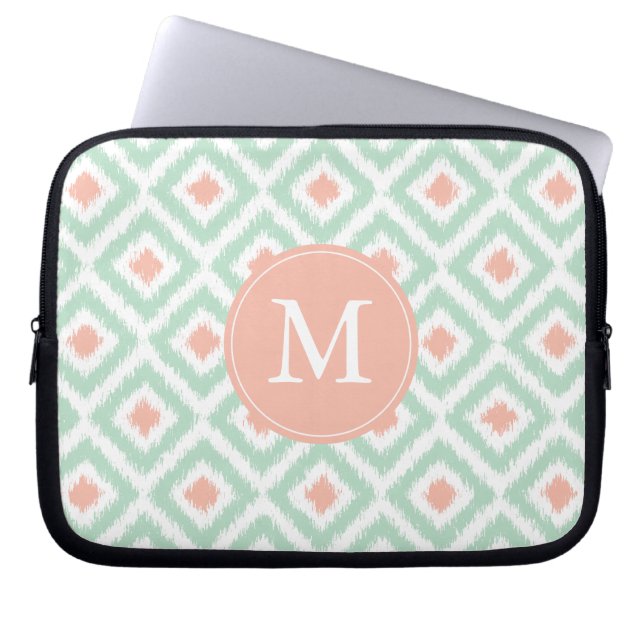 Monogrammed Mint Coral Diamond Ikat Pattern Laptop Sleeve (Voorkant)
