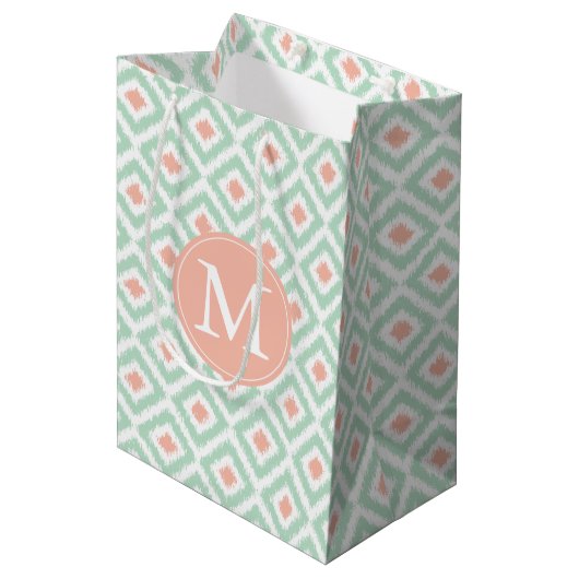 Monogrammed Mint en Coral Ikat Pattern Medium Cadeauzakje (Voorkant Gekanteld)