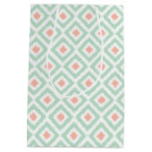 Monogrammed Mint en Coral Ikat Pattern Medium Cadeauzakje (Achterkant)
