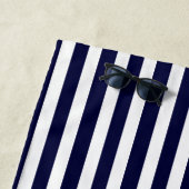 Monogrammed Modern Navy Blue White strepen Strandlaken (In situ)