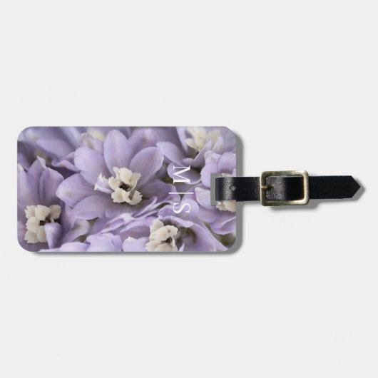 Monogrammed Mooie Paarse Delphinium Bloem Bagagelabel (Voorkant horizontaal)