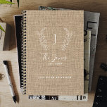 Monogrammed naam aangepaste familie rustiek 2025 planner<br><div class="desc">Aangepaste monogram familienaam en gevestigde jaarslange elegante kerkelijke plattelandstookstijl donkerbeige burlap en witscript planner.       Een modern keepascadeau voor bruiloften,  verjaardagen,  woonwoningen,  Thanksgiving,  Kerstmis of andere gelegenheden.</div>