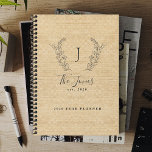 Monogrammed name aangepaste familie, 2023 planner<br><div class="desc">Aangepaste monogram familienaam en gevestigde jaars elegante chic rustic country farmhouse style light beige burlap linen patroonplanner.       Een modern keepascadeau voor bruiloften,  verjaardagen,  woonwoningen,  Thanksgiving,  Kerstmis of andere gelegenheden.</div>