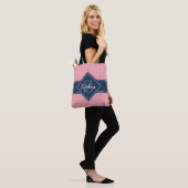Monogrammed Navy Blue en Pink Diamond Pattern Tote Bag (Op model)