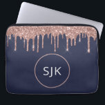 Monogrammed Navy Blue Roos Gold Glitter Drips Laptop Sleeve<br><div class="desc">Girly Blush Pink - Roos Gold en Navy Blue Faux Glitter Drips en Sparkle Elegant Monogrammed Initialen Hoesje. Dit hoesje kan worden aangepast om uw initiaal en voornaam op te nemen.</div>