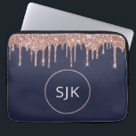 Monogrammed Navy Blue Roos Gold Glitter Drips Laptop Sleeve<br><div class="desc">Girly Blush Pink - Roos Gold en Navy Blue Faux Glitter Drips en Sparkle Elegant Monogrammed Initialen Hoesje. Dit hoesje kan worden aangepast om uw initiaal en voornaam op te nemen.</div>