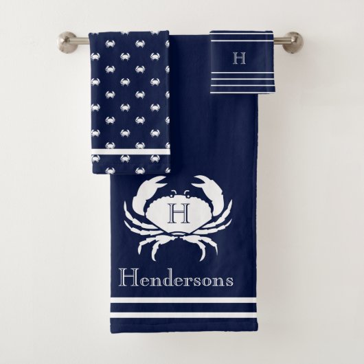 Monogrammed Navy Blue White Crab Nautical Bad Handdoek (Insitu)