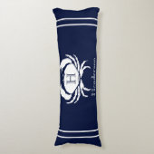 Monogrammed Navy Blue White Crab Nautical Lichaamskussen (Voorkant Verticaal)