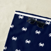 Monogrammed Navy Blue White Crab Nautical Strandlaken (In situ)