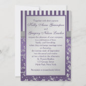 Monogrammed Paars, grijze Floral Striped Invitatio Kaart (Achterkant)