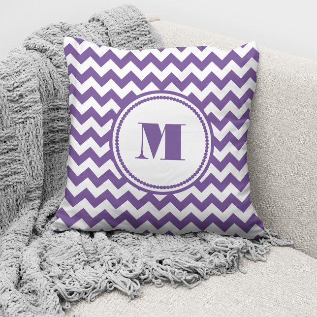 Monogrammed Paarse Chevron Striped Pattern Kussen (Creator heeft geüpload)