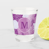 Monogrammed Paarse Floral Pattern Shot Glas (Voorkant)
