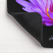 Monogrammed Paarse Water Lily Black Muismat (Hoek)