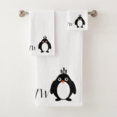 Monogrammed Penguin Design Bad Handdoek (Insitu)