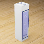 Monogrammed Periwinkle Wedding Wine Box Wijn<br><div class="desc">Elegant periwinkle monogrammed witte Wine Boxes. Geef de voornaam van de bruid en de bruidegom initialen aan binnen het omgevormde gebied van de omgezette periwinkle zilveren witte omlijst. Dank u wordt geschreven in het donkerdere periwinkle manuscript bovenop doos. Profiteer liefdevol van boxen voor gasten van je receptiepartij voor wijn of...</div>