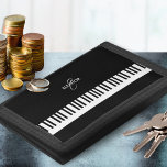 Monogrammed Piano Toetsenbord Muziek Zwart Wit Sle Drievoud Portemonnee<br><div class="desc">Sla de juiste toon aan met deze elegante portemonnee, in het zwart met een pianosleutelontwerp in het midden. Personaliseer met de naam en het initiaal van de ontvanger, die een stijlvol monogram in de buurt van de bovenkant van het ontwerp zal vormen. De portemonnee maakt een stijlvol accessoire en een...</div>