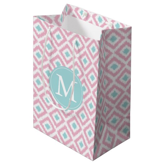 Monogrammed Pink en Mint Diamonds Ikat Pattern Medium Cadeauzakje (Voorkant Gekanteld)