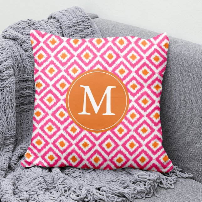 Monogrammed Pink Tangerine Diamonds Ikat Pattern Kussen (Creator heeft geüpload)