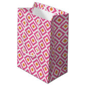 Monogrammed Pink Tangerine Diamonds Ikat Pattern Medium Cadeauzakje (Achterkant Gekanteld)