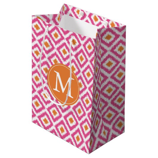 Monogrammed Pink Tangerine Diamonds Ikat Pattern Medium Cadeauzakje (Voorkant Gekanteld)