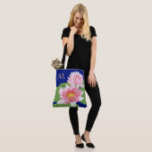 Monogrammed Pink Water Lilies op Blauw Tote Bag (Op model)