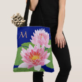 Monogrammed Pink Water Lilies op Blauw Tote Bag (Dichtbij)