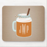 Monogrammed Pumpkin Spice Mason Jar Herfst Drink Muismat<br><div class="desc">Een geschenk met een illustratie van een moeraspot van pompoenkooikoffie drink met een slagroom en een kaneel. Pas uw monogram aan op de pot. Achtergrond is geïnspireerd op de schoot.</div>