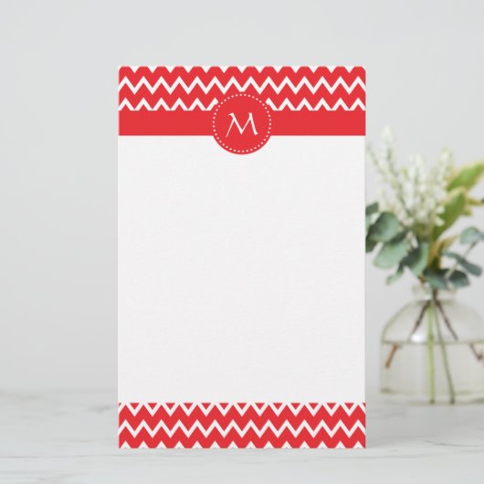 Monogrammed Red and White Chevron Pattern Briefpapier (Staand voorkant)