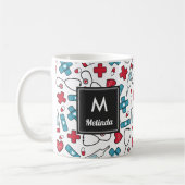 Monogrammed Red Blue Nurse Pattern Koffiemok (Links)