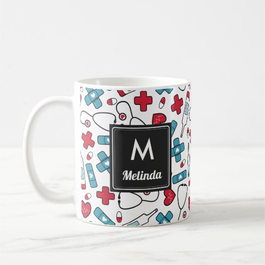 Monogrammed Red Blue Nurse Pattern Koffiemok (Links)