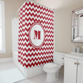 Monogrammed Red White Striped Chevron Pattern Douchegordijn (In situ)