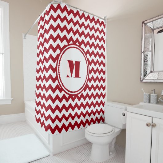 Monogrammed Red White Striped Chevron Pattern Douchegordijn (In situ)