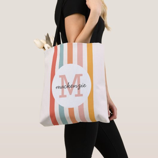Monogrammed Retro Kleurrijke Strepen Gepersonalise Tote Bag (Dichtbij)