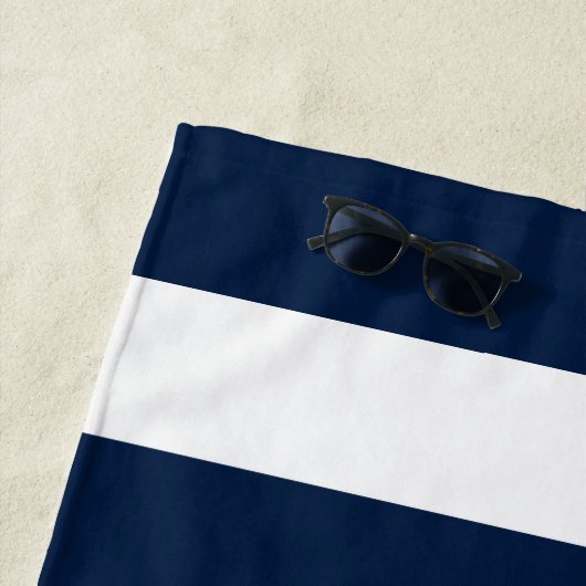 Monogrammed rood anker op Navy Stripes Strandlaken (In situ)