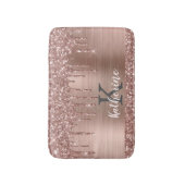 Monogrammed Roos Gold Glitter Drift op roze metale Badmat (Voorkant Verticaal)