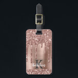 Monogrammed Roos Gold Glitter Drift op roze metale Bagagelabel<br><div class="desc">Modern, girly roos gouden glitter druppels naam en monogrammed bagagelabel. Dit ontwerp is voorzien van blush roze rose gouden glitter sprankeldruppels op roze geborsteld metalen achtergrond met aangepaste gepersonaliseerde monogram initiaal en voornaam tekst sjabloon. Een perfect vrouwelijk cadeau. Let op, dit ontwerp is afgedrukt foto-effect. Als u hulp nodig hebt...</div>