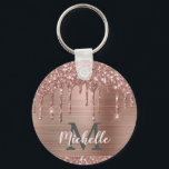 Monogrammed Roos Gold Glitter Drift op roze metale Sleutelhanger<br><div class="desc">Dit ontwerp is voorzien van een roze roze roze roze glitter sparkle druppelt op roze bruine metalen achtergrond met aangepast gepersonaliseerd monogram initiaal en sjabloon van voornaam. Perfect vrouwelijk geschenk. Let op, dit ontwerp is een fotogeprint effect. Neem contact met me op als je hulp of overeenkomende objecten nodig hebt....</div>