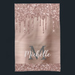 Monogrammed Roos Gold Glitter Drift op roze metale Theedoek<br><div class="desc">Moderne, girly roos gouden glitter druppels naam en monogrammed keukendoek. Dit ontwerp is voorzien van blush roze rose gouden glitter sprankeldruppels op roze geborsteld metalen achtergrond met aangepaste gepersonaliseerde monogram initiaal en voornaam tekst sjabloon. Een perfect vrouwelijk cadeau. Let op, dit ontwerp is afgedrukt foto-effect. Als u hulp nodig hebt...</div>