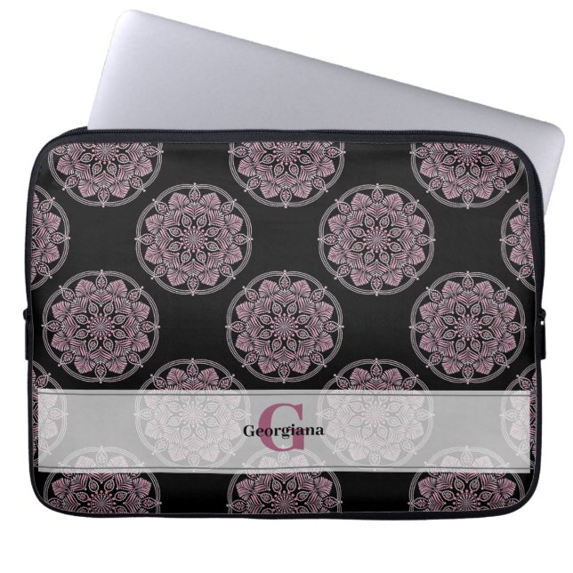 Monogrammed Roze Bloemenkransen Polka Dot Mandala Laptop Sleeve (Voorkant)