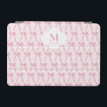 Monogrammed Roze Coquette boog patroon gepersonali iPad Mini Cover<br><div class="desc">Gepersonaliseerd dit Monogrammed Roze Coquette Bow Ribbon Patroon gepersonaliseerde iPad cover ! Met een chique boog- en lintpatroon ontwerp met uw aangepaste monogram en naam, is deze tabletcover perfect voor de stijlvolle en technisch onderlegde vrouw. Een modieus en functioneel accessoire, het is een ideaal geschenk voor studenten, professionals of iedereen...</div>