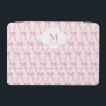 Monogrammed Roze Coquette boog patroon gepersonali iPad Mini Cover<br><div class="desc">Gepersonaliseerd dit Monogrammed Roze Coquette Bow Ribbon Patroon gepersonaliseerde iPad cover ! Met een chique boog- en lintpatroon ontwerp met uw aangepaste monogram en naam, is deze tabletcover perfect voor de stijlvolle en technisch onderlegde vrouw. Een modieus en functioneel accessoire, het is een ideaal geschenk voor studenten, professionals of iedereen...</div>