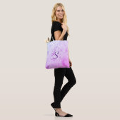 Monogrammed Roze & Paarse Marmered Tote Bag (Op model)