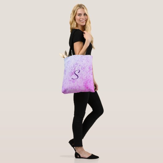 Monogrammed Roze & Paarse Marmered Tote Bag (Op model)