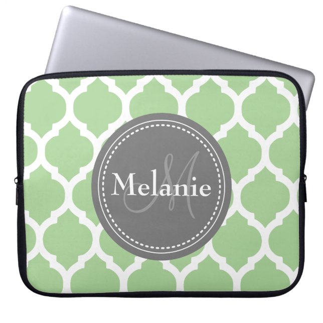 Monogrammed Sage Green & Grey Quatrefoil Laptop Sleeve (Voorkant)